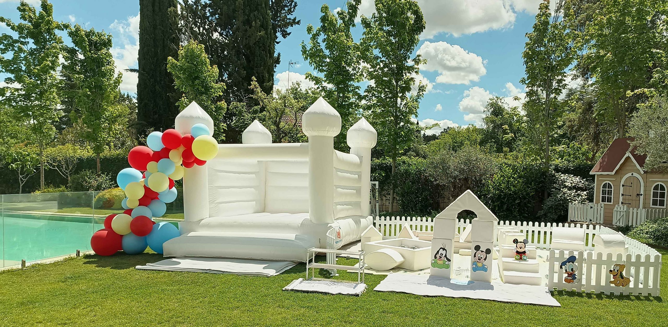 Rincon de juegos blandos con castillo hinchable blancos